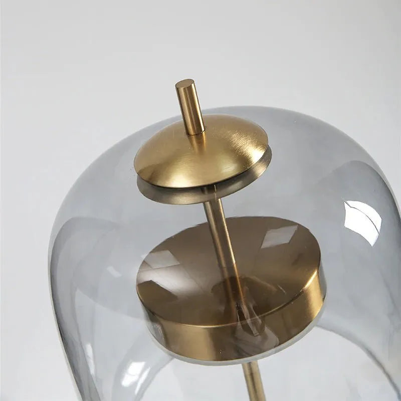 Design-Nachttischlampe mit Glasschirm