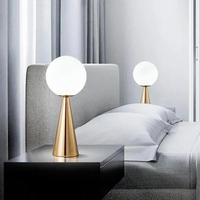 Goldene moderne Nachttischlampe