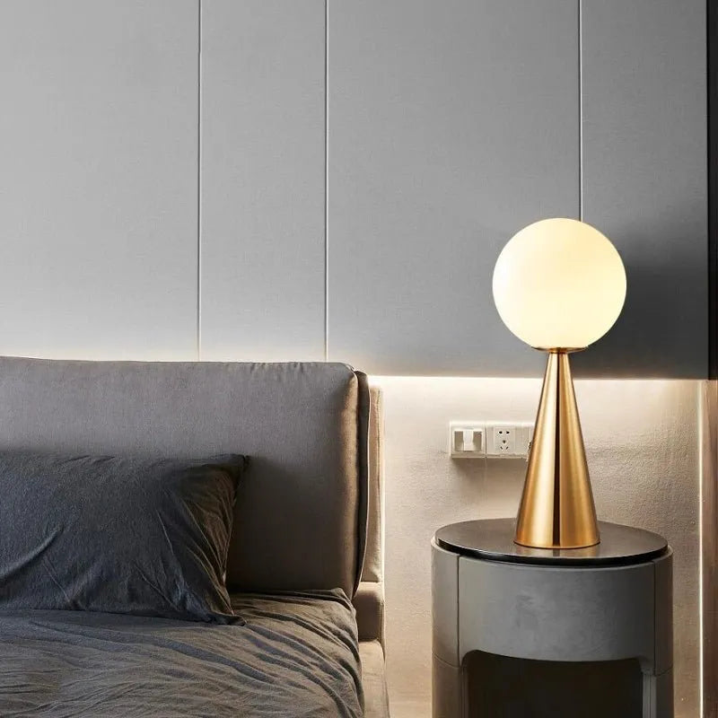 Goldene moderne Nachttischlampe