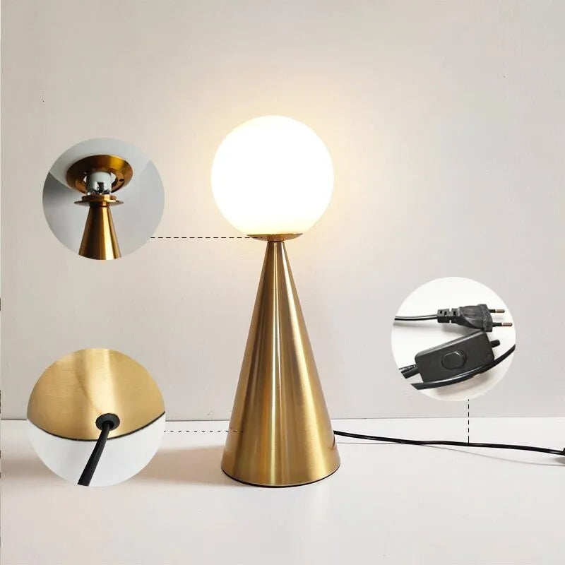 Goldene moderne Nachttischlampe