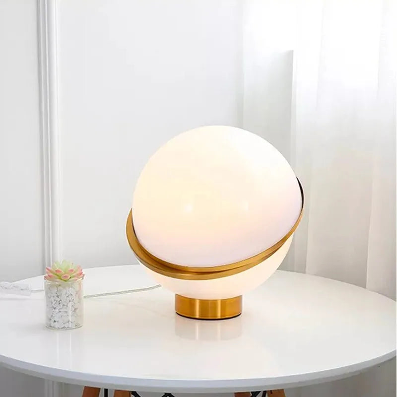 Nachttischlampe Design Goldene Kugel