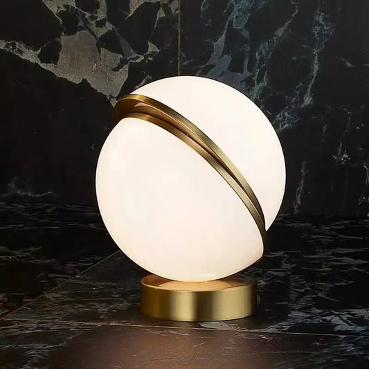 Nachttischlampe Design Goldene Kugel