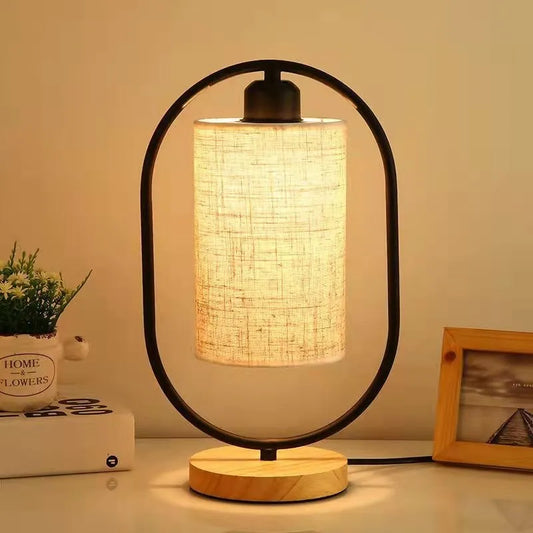 Nachttischlampe Holz im Industriedesign
