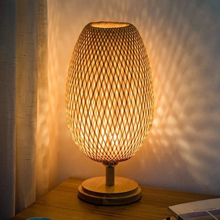 Nachttischlampe aus geflochtenem Bambus