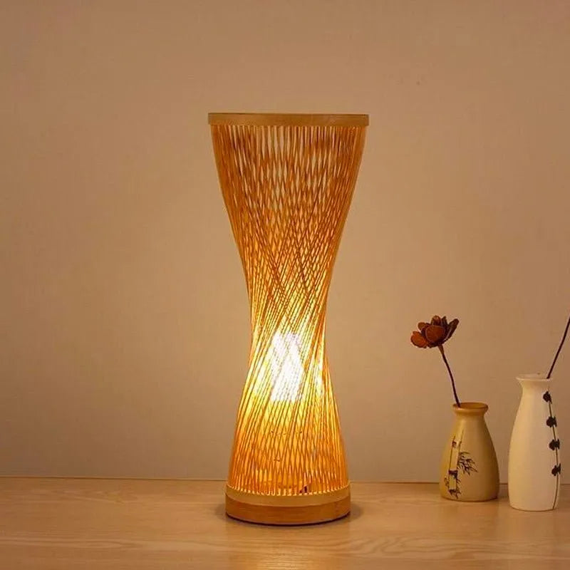 Nachttischlampe aus geflochtenem Bambus