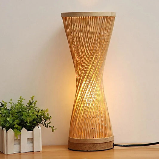 Nachttischlampe aus geflochtenem Bambus