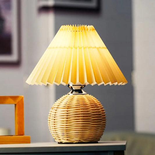 Nachttischlampe aus geflochtenem Rattan.