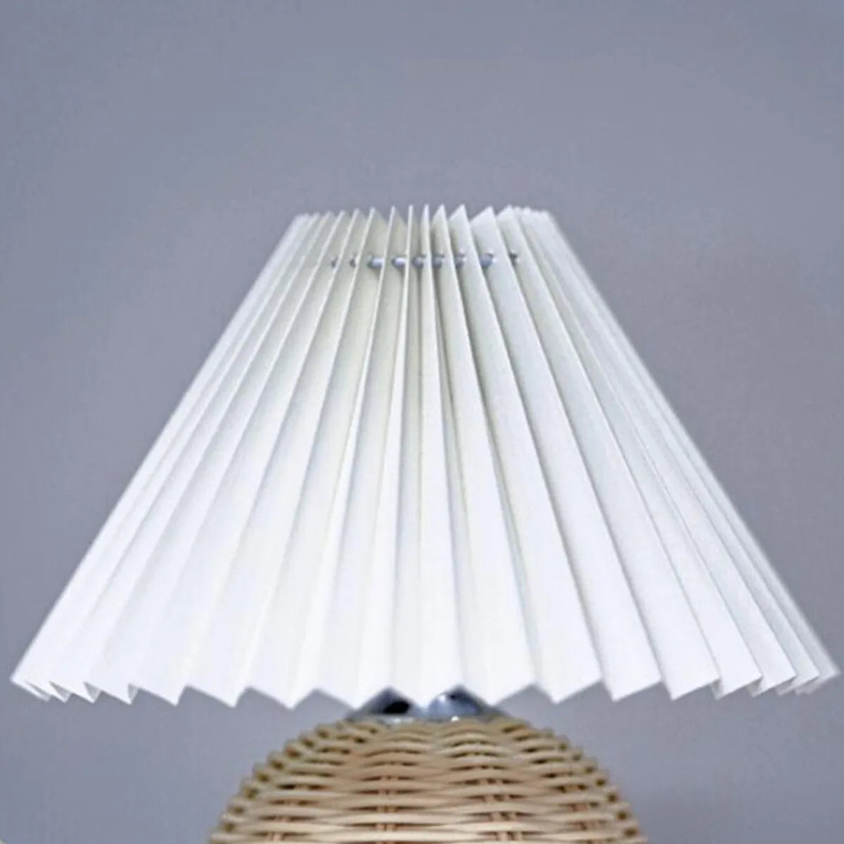 Nachttischlampe aus geflochtenem Rattan.