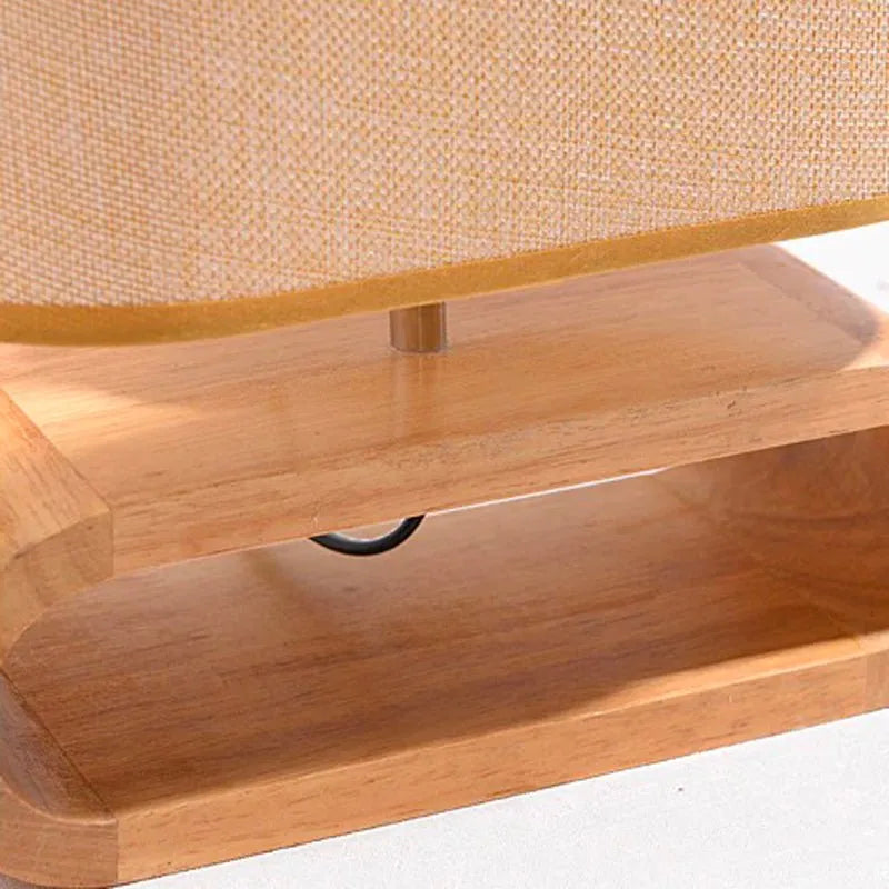 Nachttischlampe aus nordischem Holz