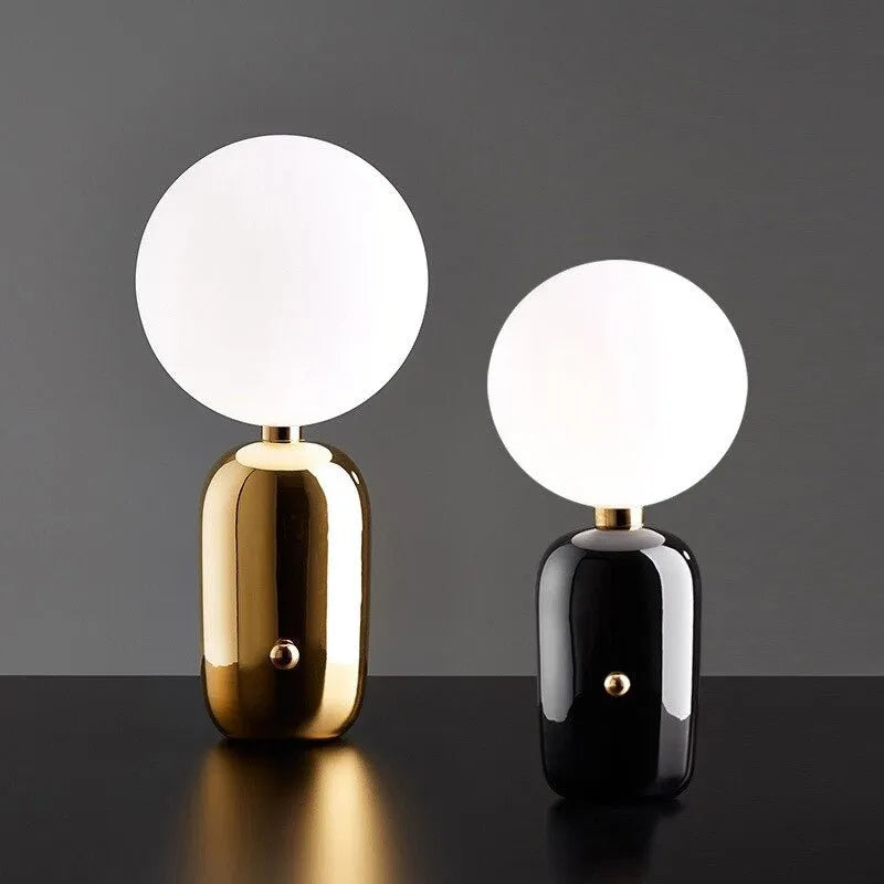 Nachttischlampe im Kugeldesign