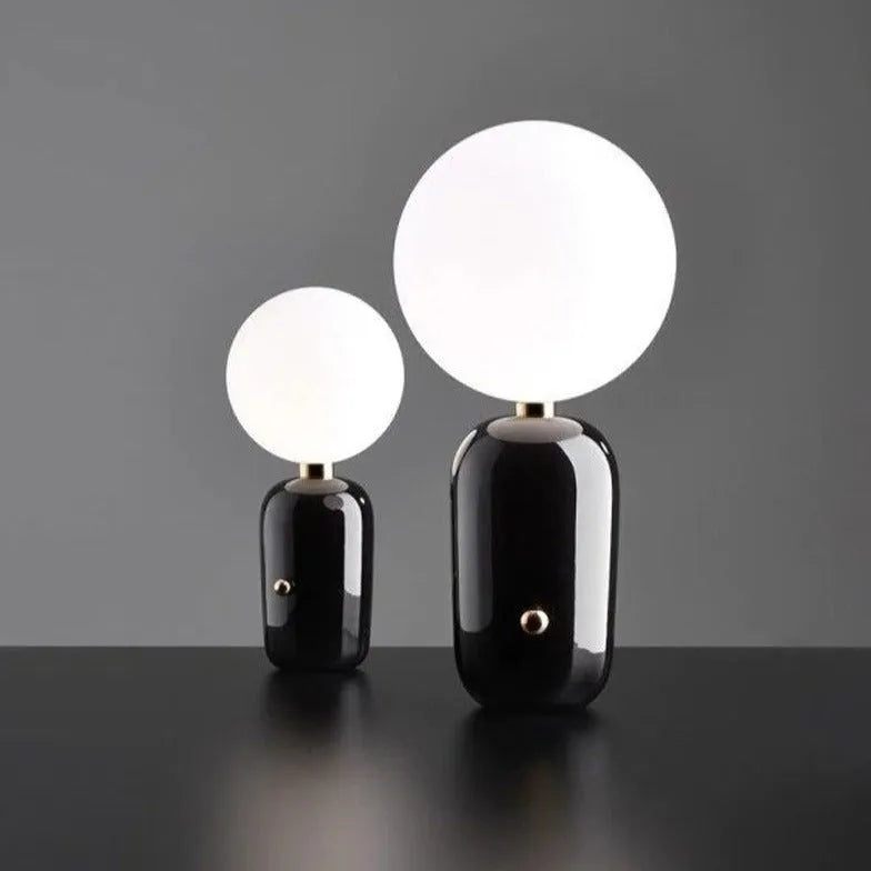 Nachttischlampe im Kugeldesign