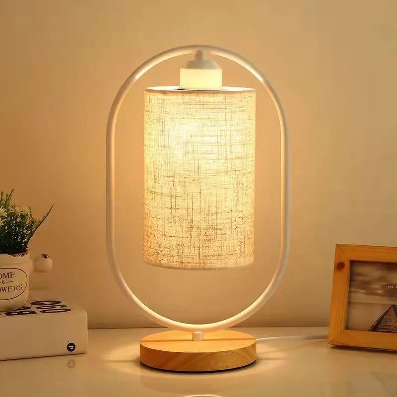 Nachttischlampe Holz im Industriedesign