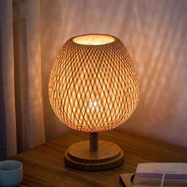 Nachttischlampe aus geflochtenem Bambus