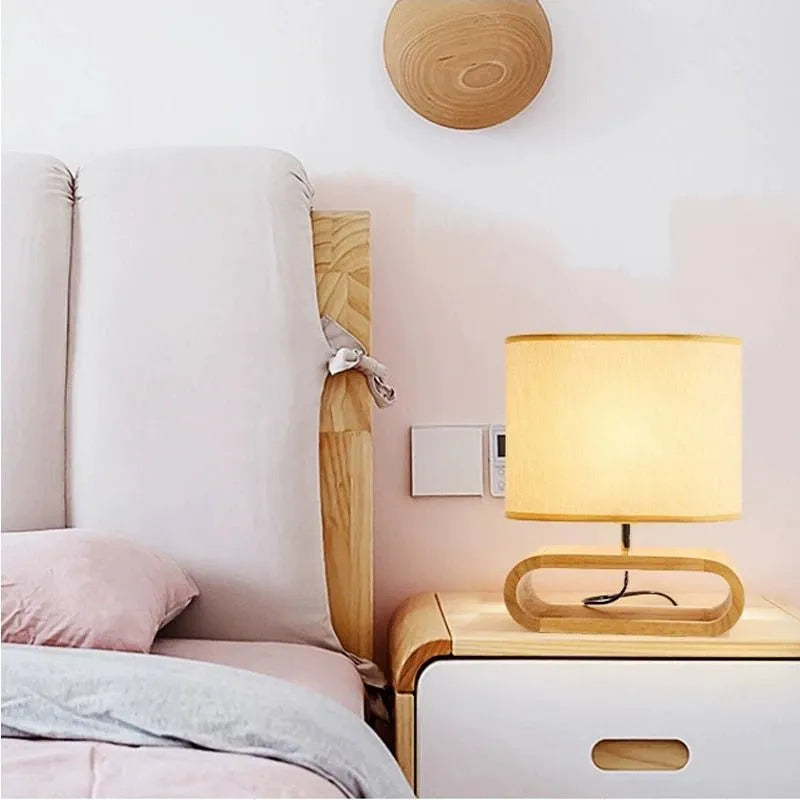 Nachttischlampe aus nordischem Holz