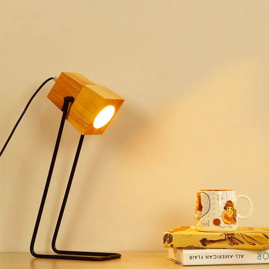 Nachttischlampe aus verstellbarem Holz